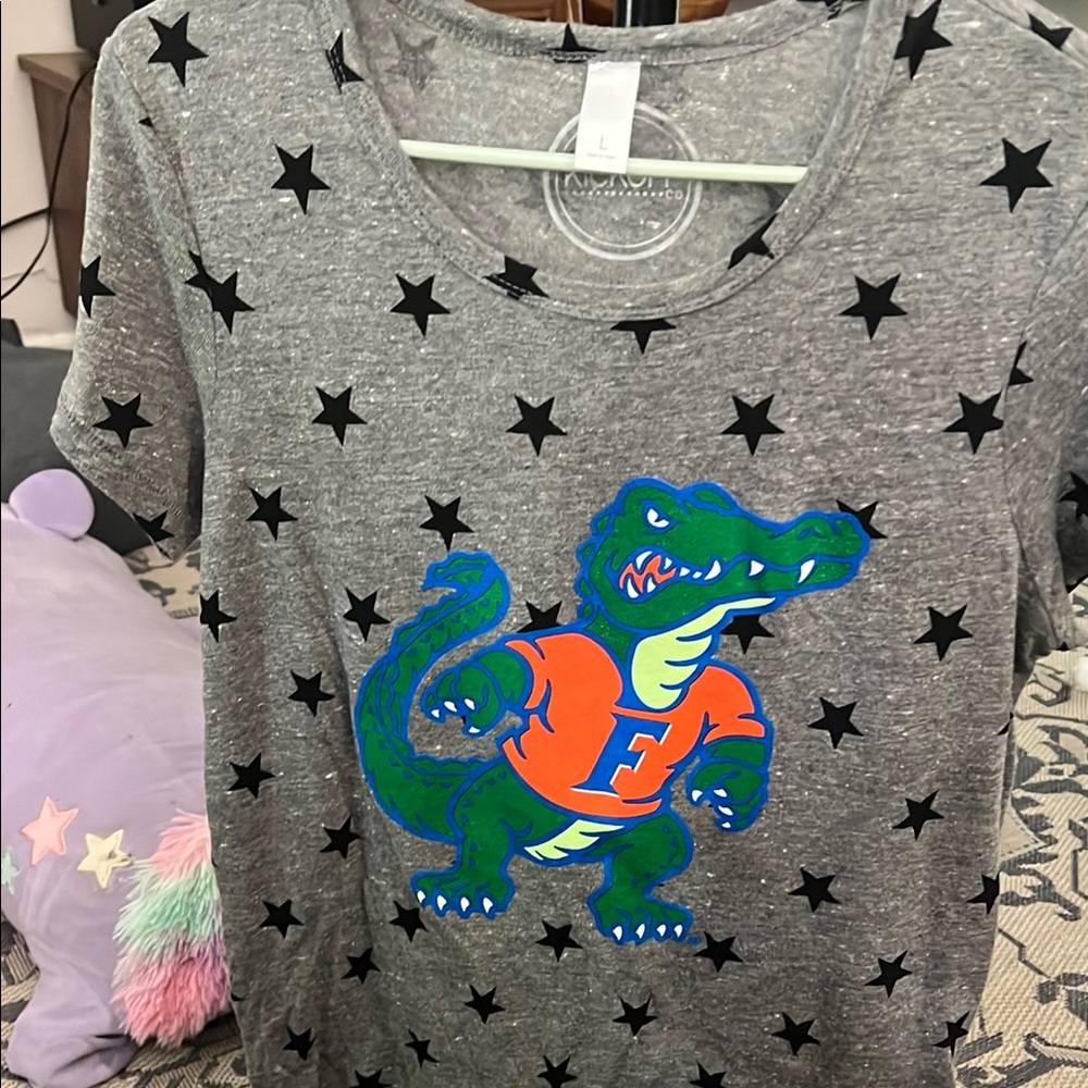 Gray Star Print T-Shirt with Alligator Graphic